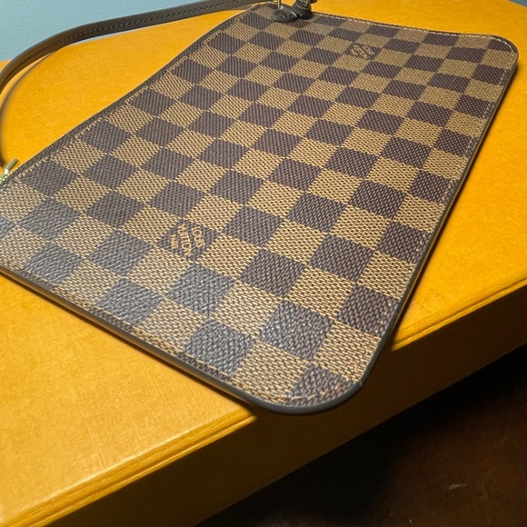 Louis Vuitton Damier Pouch SOLD - Picture 2 of 8